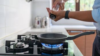 Exigen retirar la sartén más usada del mercado: está en todos los supermercados y advierten por graves riesgos de quemaduras