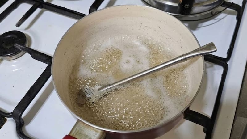 La Organización Mundial de la Salud, en su manual de manipulación de alimentos, fija un protocolo para lavar utensilios que también aplica al mate. (Fuente: IA)