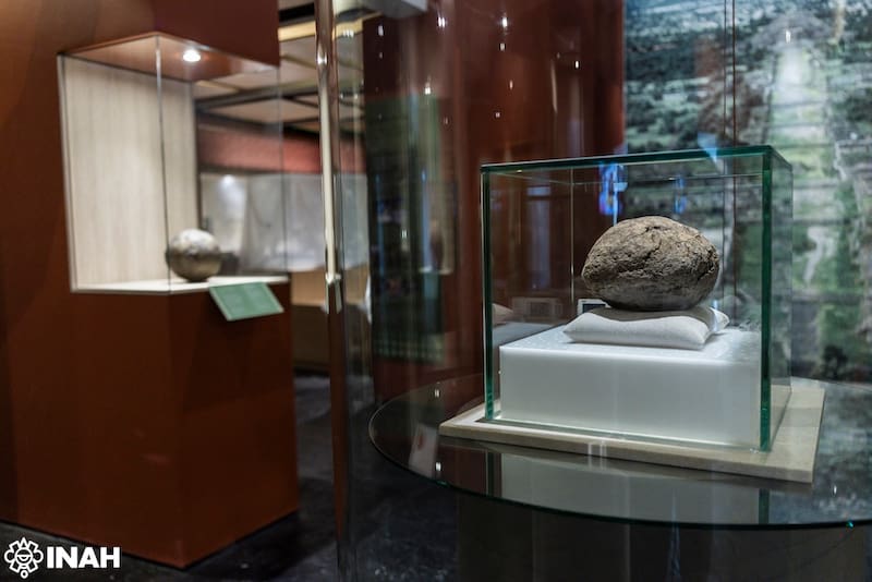 La pelota de hule más antigua de México se exhibe por primera vez: tiene más de 3,600 años.