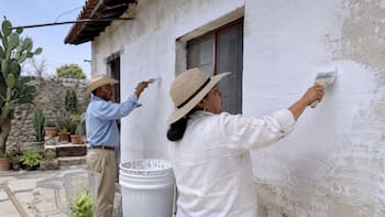 La pintura blanca de cal y sal que ayuda a proteger los muros, reflejar el calor y renovar paredes gastando menos que con pinturas convencionales