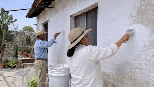 La pintura blanca de cal y sal que ayuda a proteger los muros, reflejar el calor y renovar paredes gastando menos que con pinturas convencionales