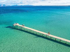 La playa española de aguas turquesas y bordeada de árboles que está entre las mejores del mundo