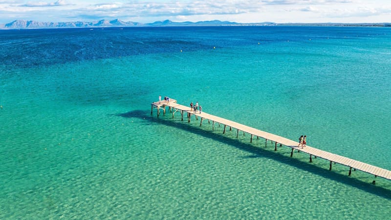 La playa española de aguas turquesas y bordeada de árboles que está entre las mejores del mundo. Foto: Shutterstock