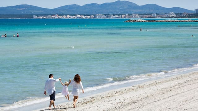 La playa española de aguas turquesas y bordeada de árboles que está entre las mejores del mundo