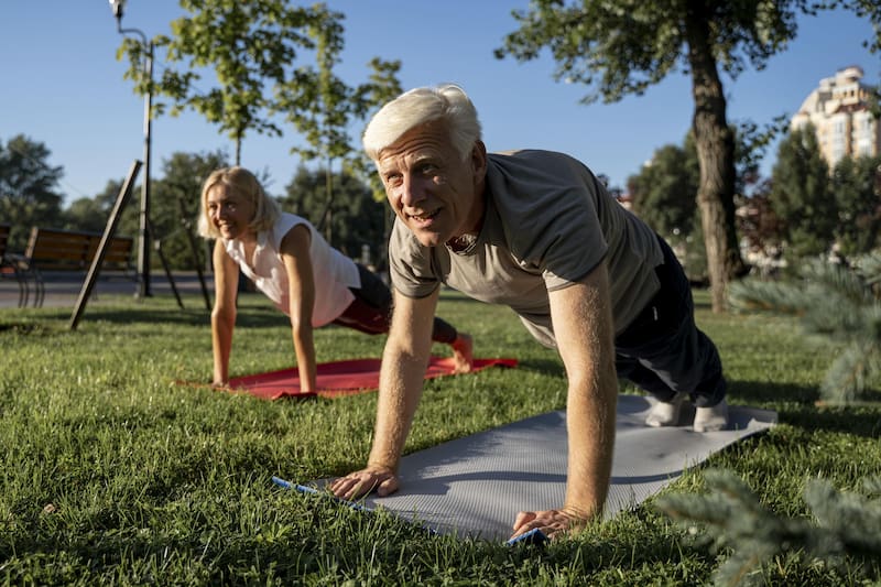 Yoga para el corazón: el ejercicio de bajo impacto que mejora la circulación, reduce la presión arterial y fortalece el sistema cardiovascular. Fuente: FreePik