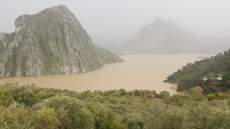MONTEJAQUE (MÁLAGA), 13/02/2026.- La presa de los Caballeros o del Hundidero, en Montejaque (Málaga), que estaba siendo controlada por el riesgo de un desbordamiento, ha activado este viernes sus aliviaderos cuando se encontraba a unos 22 centímetros de su coronación, lo que ha permitido dar "un respiro" a los vecinos de la zona. EFE/ Jorge Zapata