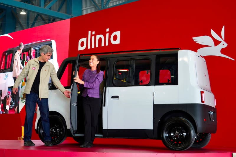 La Presidenta Claudia Sheinabum presentó Olinia, el primer vehículo eléctrico mexicano que costará 8,600 dólares.