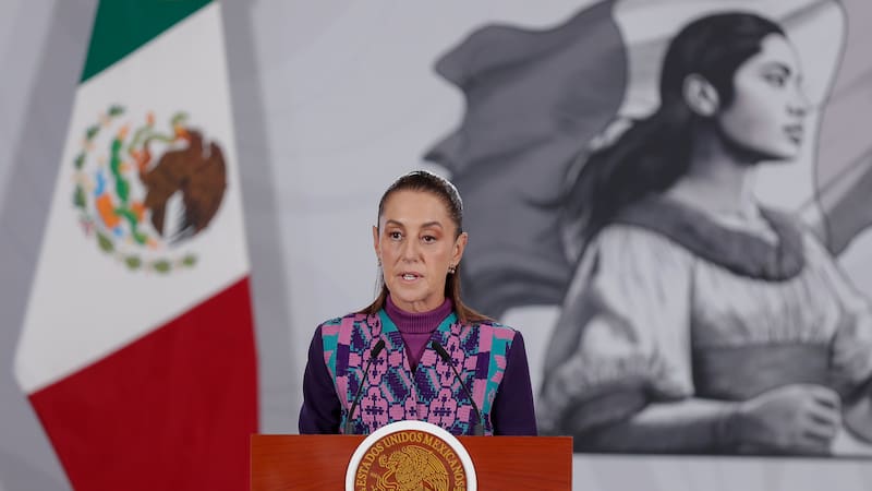 MEX319. CIUDAD DE MÉXICO (MÉXICO), 03/12/2025.- La presidenta de México, Claudia Sheinbaum, habla en una rueda de prensa este miércoles, en el Palacio Nacional de la Ciudad de México (México). Sheinbaum anunció un aumento del salario mínimo del 13 % para 2026, el segundo de su mandato, en el que ha prometido que el sueldo básico alcanzará en 2030 para comprar 2,5 canastas básicas. EFE/ Isaac Esquivel