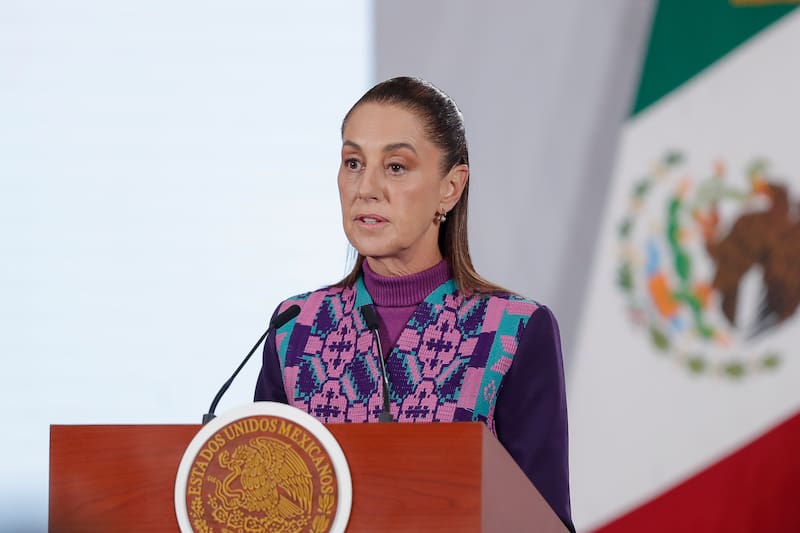 MEX319. CIUDAD DE MÉXICO (MÉXICO), 03/12/2025.- La presidenta de México, Claudia Sheinbaum, habla en una rueda de prensa este miércoles, en el Palacio Nacional de la Ciudad de México (México). Sheinbaum anunció un aumento del salario mínimo del 13 % para 2026, el segundo de su mandato, en el que ha prometido que el sueldo básico alcanzará en 2030 para comprar 2,5 canastas básicas. EFE/ Isaac Esquivel