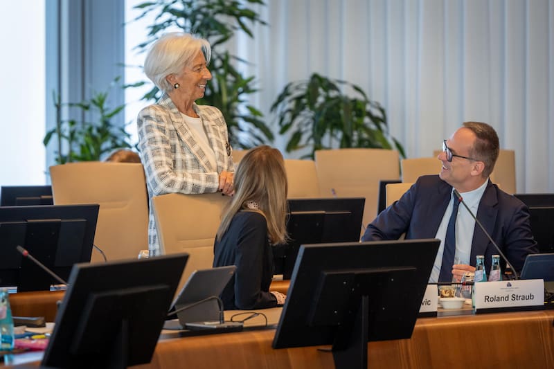Christine Lagarde conversa con Roland Straub durante la reunión de hoy del Consejo de Gobierno.