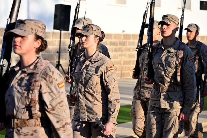 La princesa Leonor (c) desfila al mando de una sección de cadetes en la Academia General del Aire y del Espacio en San Javier.