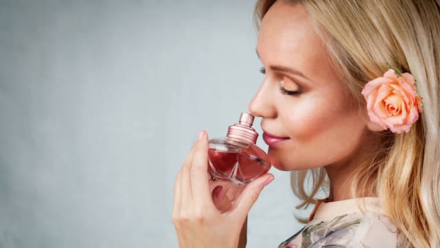 El perfume de mujer de Lancôme que más usan las francesas está a precio rebajado en España: dónde conseguirlo