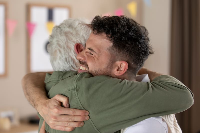 La psicología lo confirma | Las personas que rechazan los abrazos no son antipáticas: este es el verdadero motivo (Fuente: Freepik)