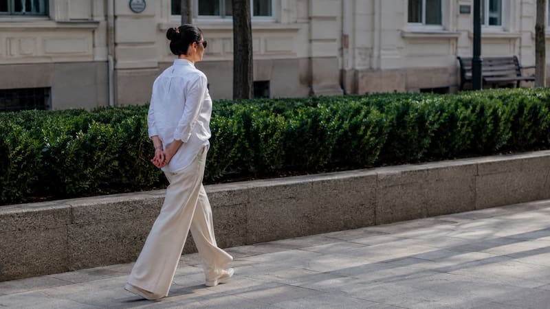 La psicología lo explica | Qué significa caminar con las manos en la espalda y qué revela este gesto (ChatGPT)