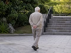La psicología lo explica | Qué significa caminar con las manos en la espalda y qué revela este gesto