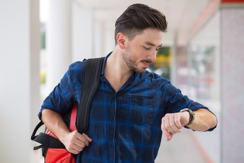 La psicología revela qué rasgo comparten las personas que siempre llegan antes de la hora acordada. Fuente: Freepik.
