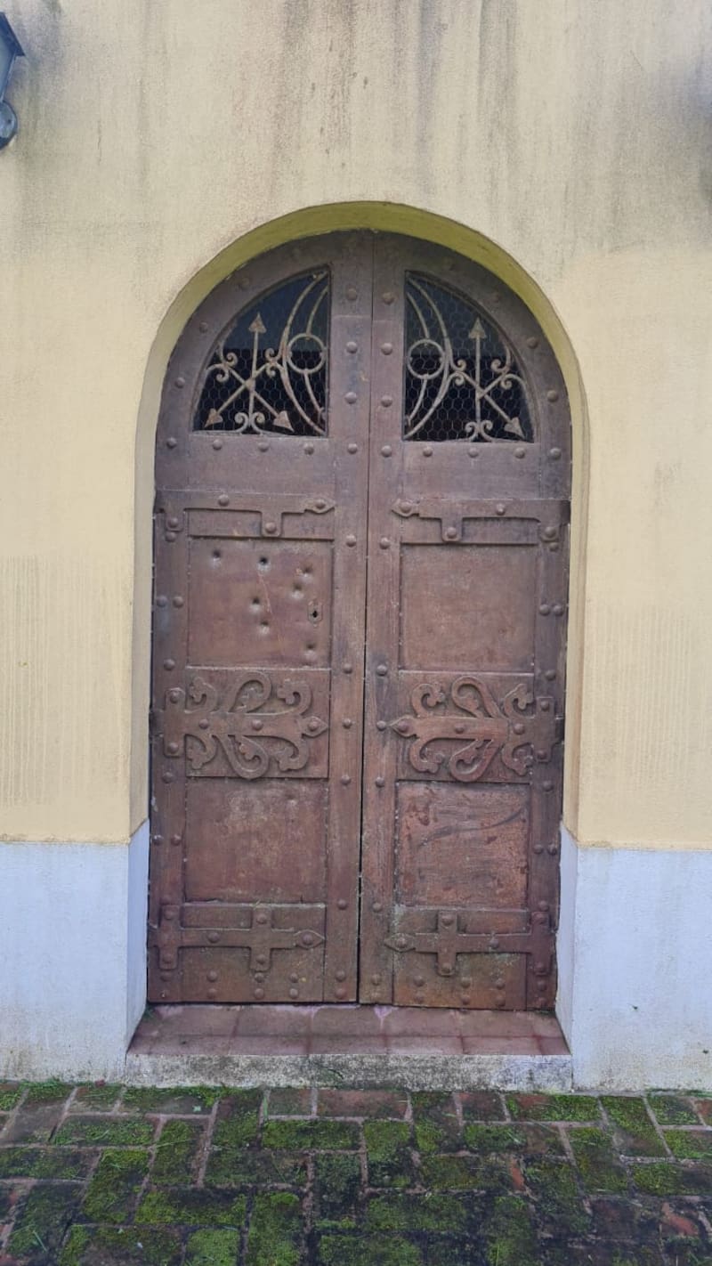La puerta que, según se cuenta, habría pertenecido a una casa de Juan Manuel de Rosas.
