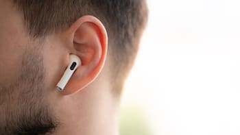 Patricio Ochoa, médico cirujano: “Usar auriculares Bluetooth es como ponerte un microondas en la cabeza”