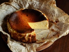 Se despide el horno: la receta viral de la tarta de queso con chocolate que lleva 3 ingredientes y se prepara en la freidora de aire