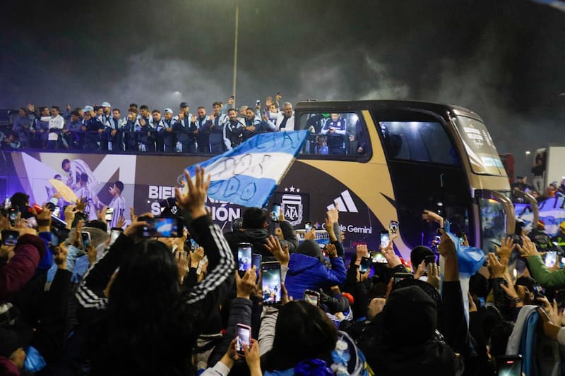 La recibida de la gente a la Selección argentina que se trasladó en micro hasta el predio de AFA