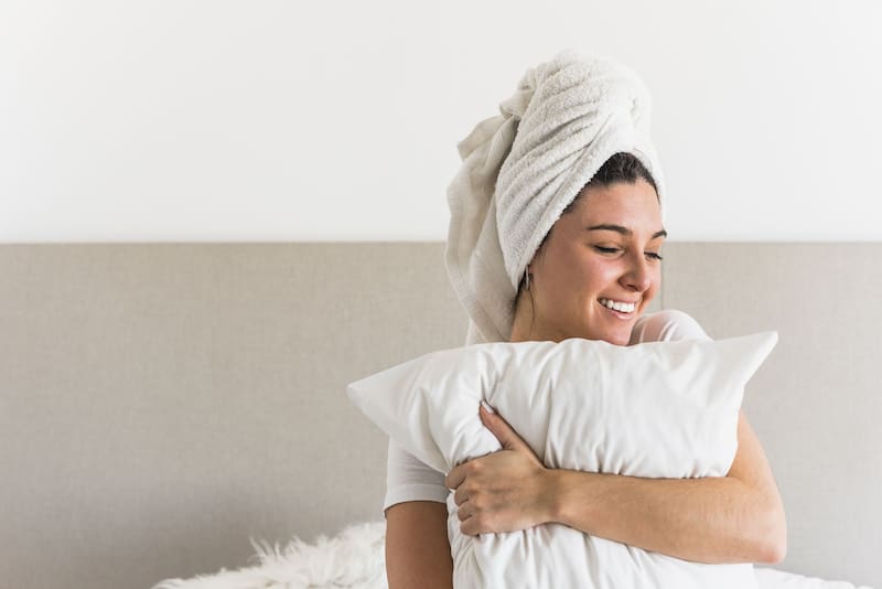 La recomendación de los expertos para limpiar las almohadas de manchas amarillas.