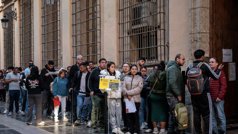 La regularización extraordinaria de extranjeros impulsa el número hasta 22,43 millones.