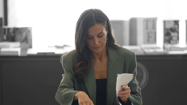 Zapatillas barefoot de la reina Letizia: la tendencia para lucir con pantalones rectos y anchos en agosto 2026