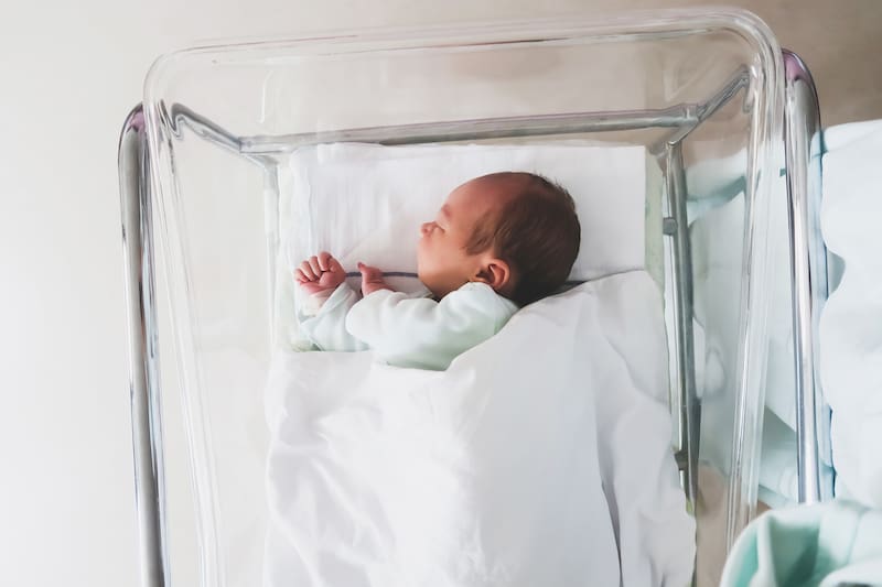 La resolución permite que ambos progenitores elijan libremente el orden de los apellidos de sus hijos mediante acuerdo mutuo, sin que exista prioridad automática para el apellido paterno.