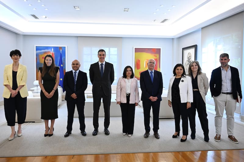 La reunión de Pedro Sánchez con personas regularizadas. (Fuente: EFE)