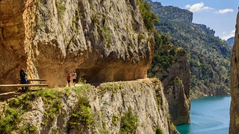 La ruta de senderismo poco conocida del sur del país: excavada en la piedra, da a un enorme cañón y un inmenso puente colgante. Foto: Turismo de Catalunia