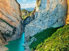 La ruta de senderismo poco conocida del sur del país: excavada en la piedra, da a un enorme cañón y un inmenso puente colgante