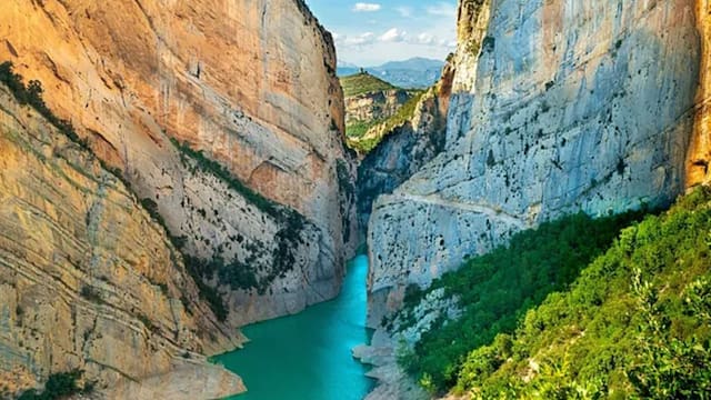 La ruta de senderismo poco conocida del sur del país: excavada en la piedra, da a un enorme cañón y un inmenso puente colgante