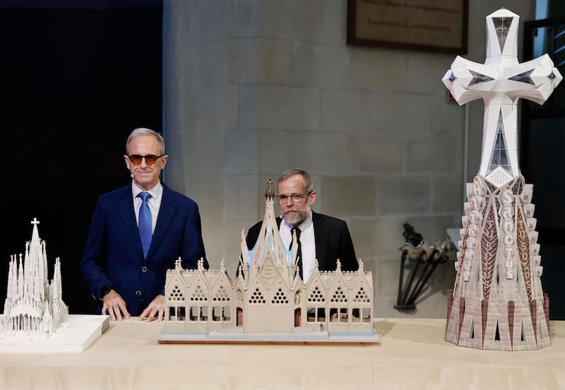 El director general de la Junta Constructora de la Sagrada Familia, Xavier Martínez y el arquitecto director de la basílica, Jordi Faulí, antes de la rueda de prensa sobre los nuevos pasos en la construcción de la basílica de La Sagrada Familia.