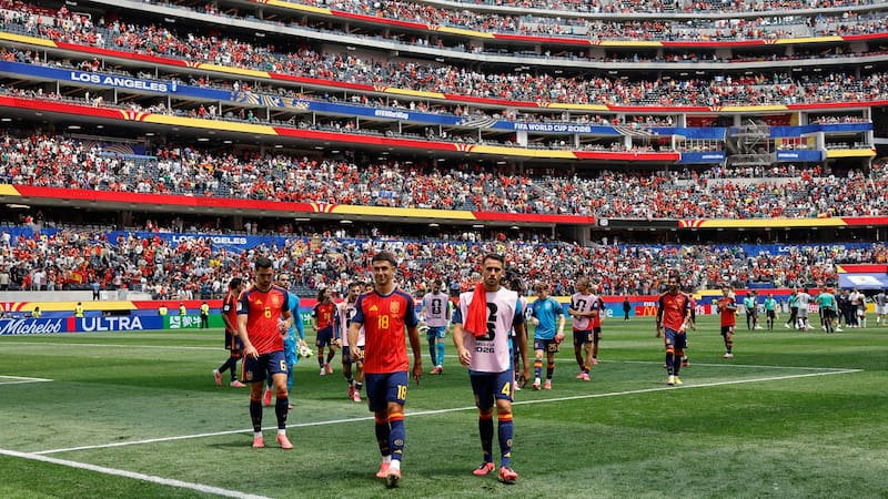 La salida del equipo español tras el partido. Foto EFE