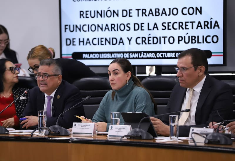 La subsecretaria de Hacienda, María del Carmen Bonilla, y el subsecretario de Ingresos, Carlos Lerma, en Reunión de Trabajo con la Comisión de Hacienda en la Cámara de Diputados, en el marco del Paquete Económico 2027.