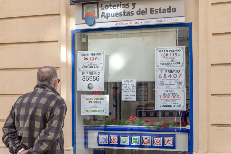 MELILLA, 22/12/2025.- La suerte en el Sorteo Extraordinario de Navidad ha sonreído por fin a la ciudad autónoma de Melilla, que ha repartido 315.000 euros con las últimas cifras del segundo premio cantado este lunes en el Teatro Real, el 70.048. EFE/Giner