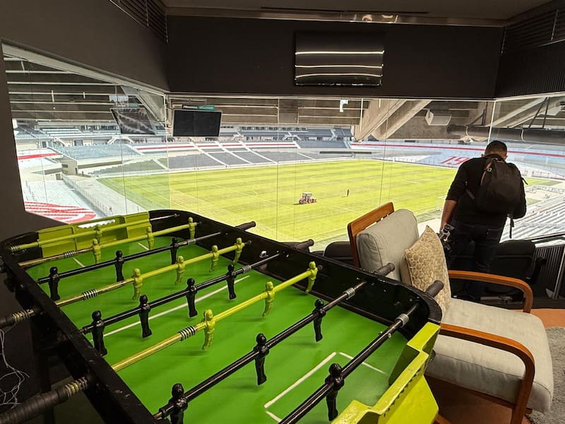 La suite del Monumental incluye vista al campo de juego y un metegol.