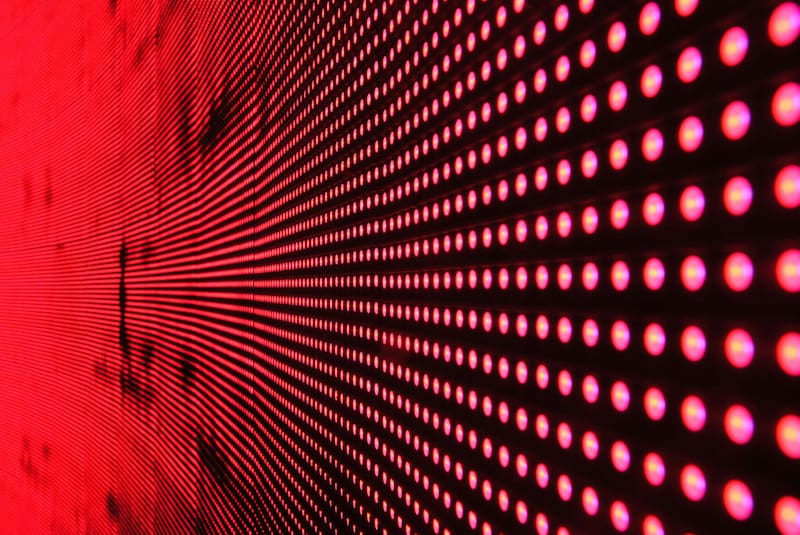 La tecnología comenzó a expandirse fuera de clínicas dermatológicas gracias a la aparición de máscaras LED y dispositivos domésticos cada vez más accesibles. Fuente: Freepik