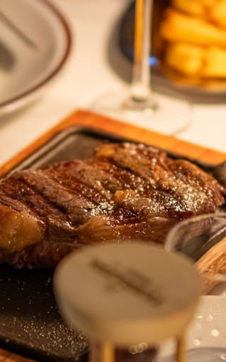 La parrilla de Palermo que conquista la Ciudad con carnes maduradas, leña de quebracho y una terraza escondida