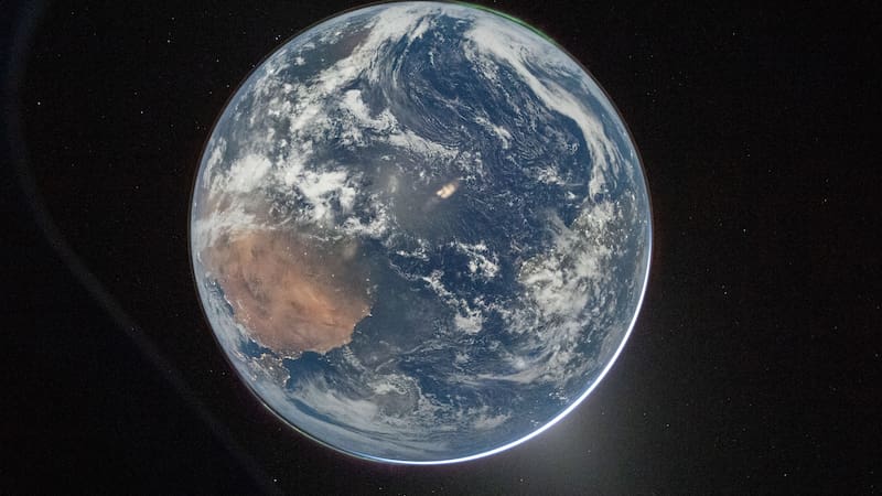 La Tierra fotografiada desde la nave Orión el 2 de abril de 2026, a más de 66.000 kilómetros de distancia. Es la primera imagen del planeta completo tomada por humanos desde el espacio desde la misión Apolo 17, en 1972.