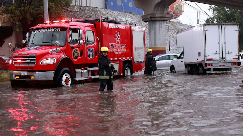 MEX1812. PACHUCA (MÉXICO), 01/09/2026.- Bomberos atienden una emergencia en calle inundada debido a las fuertes lluvias este martes, en Pachuca (México). La tormenta tropical Marie, el décimo tercer ciclón de la temporada en el Pacífico oriental, se formó frente a las costas del estado de Colima, en el oeste de México, donde se prevé un aumento de lluvias, según informó el Servicio Meteorológico Nacional (SMN). EFE/David Martínez Pelcastre