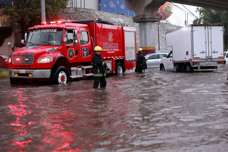 MEX1812. PACHUCA (MÉXICO), 01/09/2026.- Bomberos atienden una emergencia en calle inundada debido a las fuertes lluvias este martes, en Pachuca (México). La tormenta tropical Marie, el décimo tercer ciclón de la temporada en el Pacífico oriental, se formó frente a las costas del estado de Colima, en el oeste de México, donde se prevé un aumento de lluvias, según informó el Servicio Meteorológico Nacional (SMN). EFE/David Martínez Pelcastre