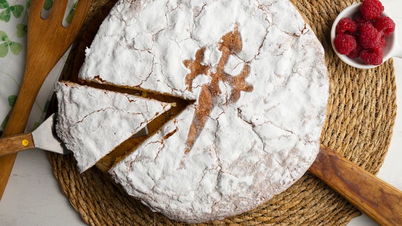 La Tarta de Santiago es un postre gallego tradicional, fácil y rápido. Esta receta clásica se prepara en menos de una hora con almendra molida y pocos ingredientes.