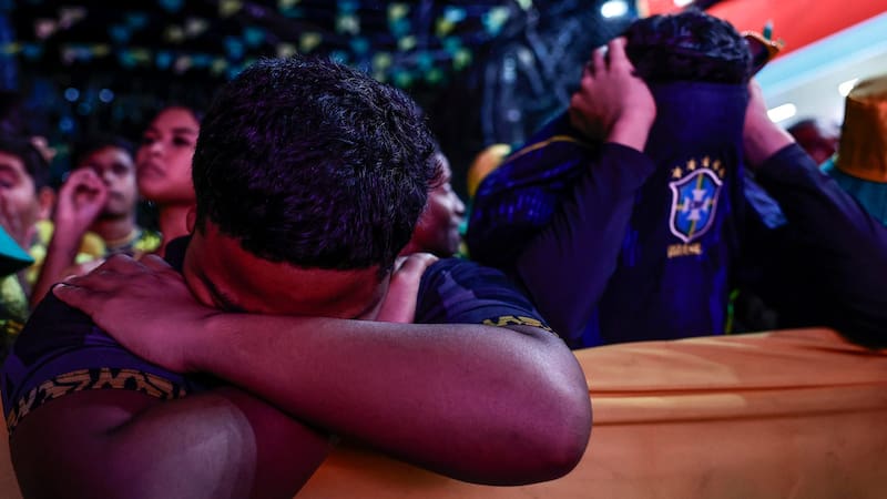 La tristeza se apoderó de los hinchas brasileños tras la inesperada eliminación. Foto EFE