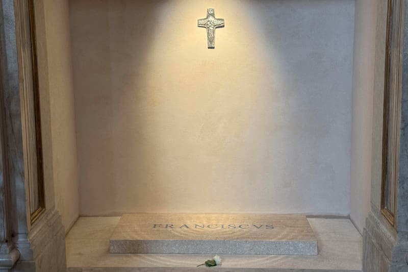 ROMA , 20/04/2026.- Un año después de su muerte el papa Francisco (2013-2025) sigue siendo un referente para los miles de fieles que acuden a la basílica de Santa María la Mayor de Roma y visitan su sepultura, entre ellos muchos latinoamericanos y argentinos que este lunes recordaban el legado y carisma del pontífice, pero también su sentido del humor y hasta su afición por el fútbol. EFE/ Daniel Cáceres