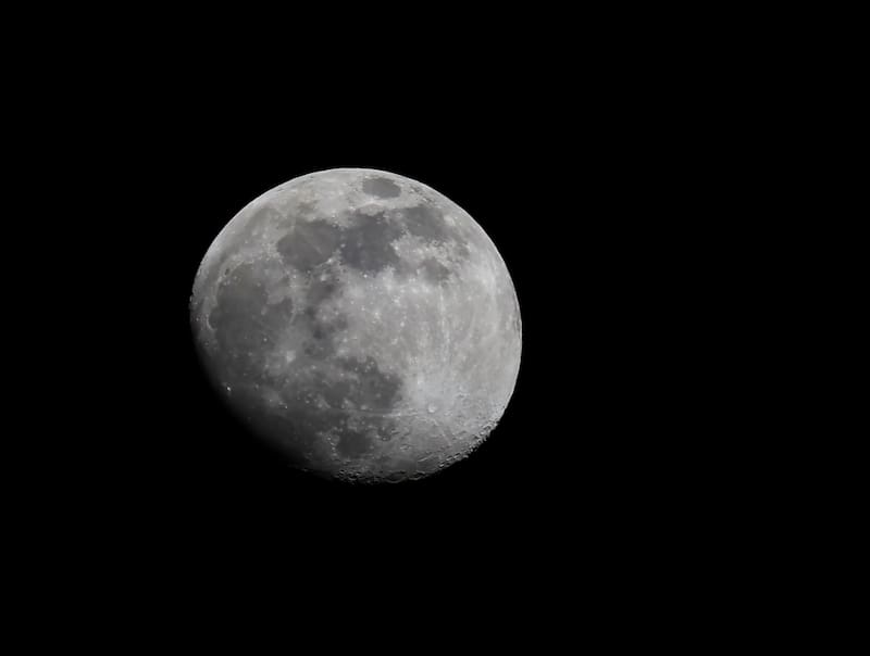 FOTODELDÍA - SANA (Yemen), 02/12/2025.- Una luna casi llena brilla sobre Saná, Yemen, el 2 de diciembre de 2025. La última Superluna de 2025, conocida como Luna Fría, saldrá el 4 de diciembre. EFE/YAHYA ARHAB
