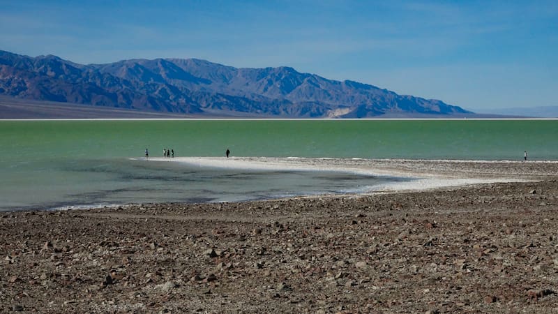 Lake Manly desde Badwater, Death Valley, en diciembre de 2023, pocos meses después de las inundaciones provocadas por el huracán Hilary. Foto: Wikimedia Commons