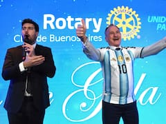 El embajador de Estados Unidos pagó una cifra millonaria por una camiseta de Messi en una gala solidaria