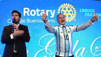El embajador de Estados Unidos pagó una cifra millonaria por una camiseta de Messi en una gala solidaria