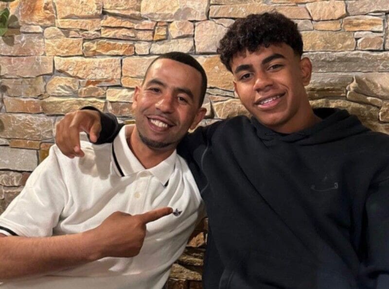 Lamine Yamal junto a su padre, Mounir Nasraoui.